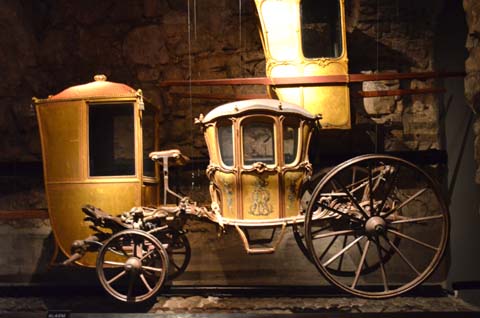 Königliche Kutschen in der Livrustkammeren des Schlosses Die Livrustkammaren